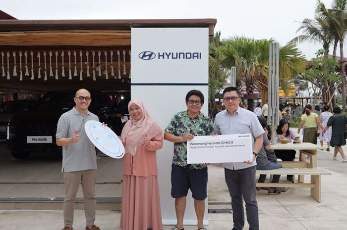 PT Hyundai Motors Indonesia (HMID) bersama dua pemenang program Roda Keberuntungan saat penyerahan simbolis unit Hyundai IONIQ 6.