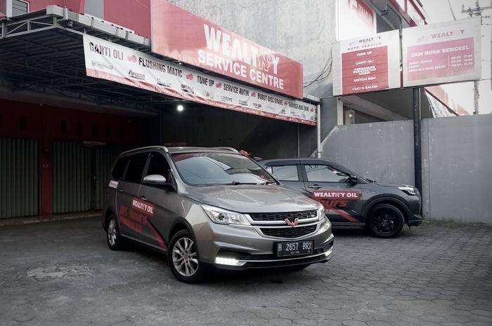 Dua mobil yang digunakan, Daihatsu Rocky 1.2L dan Wuling Cortez sudah melakukan perjalanan kurang lebih selama 73 jam uji ketahanan oli mesin Wealthy.