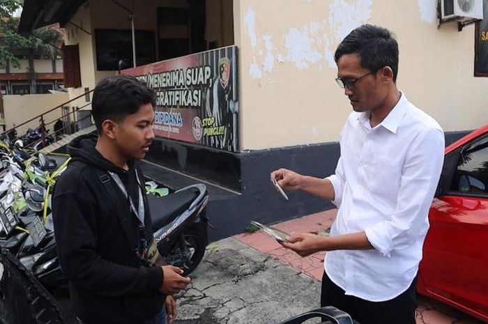 Najmudin Lubis (kiri) saat menunjukan bukti kepemilikan Honda Supra X 125 ke petugas Polres Salatiga