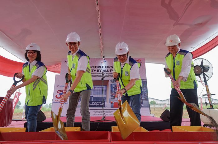 Robien Tony selaku Chief Executive Astra Motor (kedua dari kanan) bersama Ronny Agustinus selaku Marketing Division Head Astra Motor (kedua dari kiri) melakukan peletakan batu pertama pembangunan Astra Motor Safety Riding Center Jateng yang bertempat di area Bukit Semarang Baru (08/06/2024).