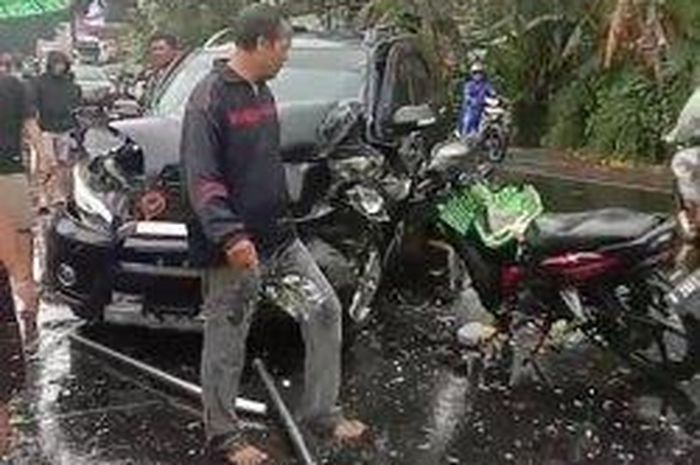 Toyota Rush, Honda Supra X 125 dan Revo ditabrak truk dari arah sebaliknya di jalan raya Ajibarang-Cilongok, tepatnya di jembatan Sungai Datar, desa Lesmana, Ajibarang, Banyumas, Jawa Tengah