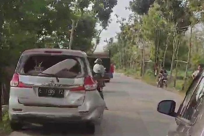 Kondisi Suzuki Ertiga yang terlibat kecelakaan beruntun dengan Honda Brio dan truk di jalan raya Randublatung-Blora, Pilangkromo, Klopoduwur, Blora