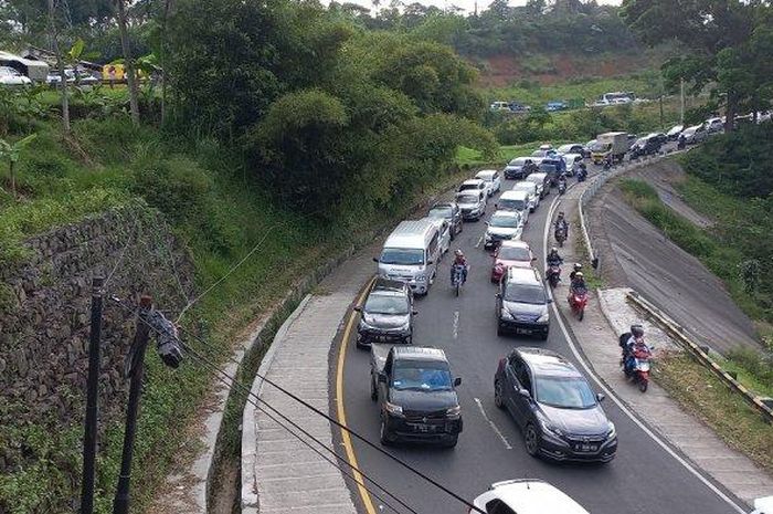 Marka jalan warna kuning yang hanya ada di sebelah sisi saja khususnya untuk satu jalur