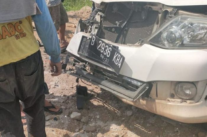 Toyota Fortuner biang kecelakaan antara bus Bintang Utara, Hilux dan motor Honda di desa Paiaran, Siborongborong, Tapanuli Utara, Sumatera Utara