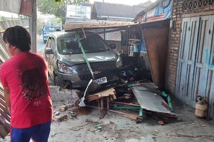 Chevrolet Spin tabrak rumah warga usai seruduk Honda Revo di Jl Parangtritis KM 14,5 padukuhan Gerselo, Patalan, Jetis, Bantul