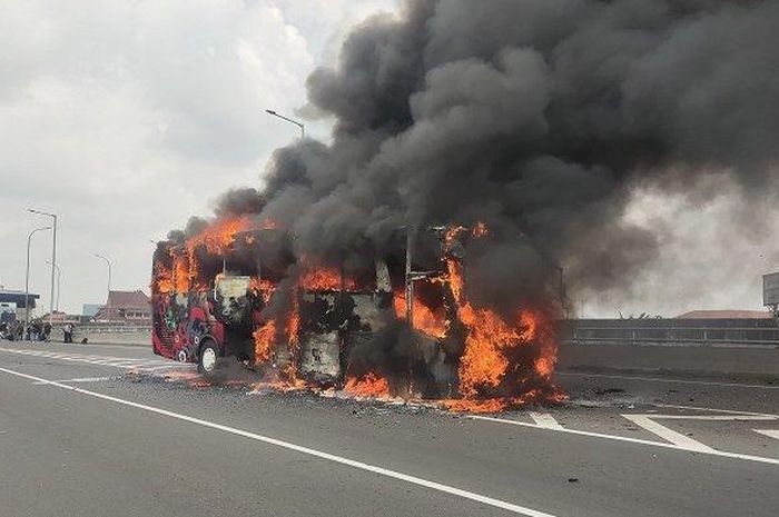 Bus terbakar di tol Wiyoto Wiyono usai pecah ban