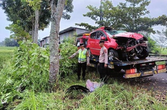 Toyota Agya yang dikemudikan wanita terjang pohon di jalan desa Kedungwuluh, Kalimanah, Purbalingga, Jawa Tengah