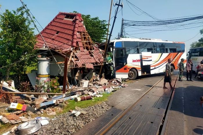 Bus PO Jawa Indah Transindo tabrak pos penjagaa perlintasan kereta api di Gratis, Pasuruan, Jawa Timur