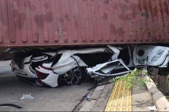 Hyundai Creta gepeng tertimpa kontainer dari truk trailer kehabisan napas di tanjakan Jl Kamal Muara Raya, Kamal Muara, Penjaringan, Jakarta Utara