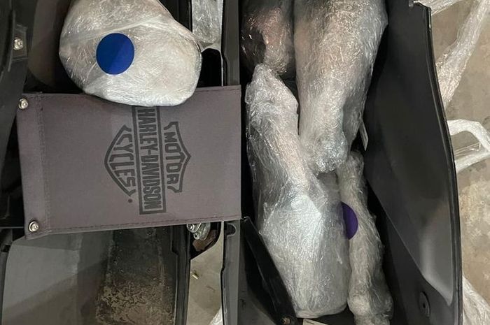 Suku cadang dan aksesori Harley-Davidson eks Singapura yang diamankan Bea Cukai Batam dari dalam peti kemas