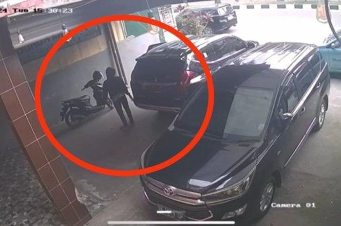Dalam lingkaran merah, pelaku maling Honda BeAT di Medan Helvetia, kota Medan datang menggunakan Mitsubishi Pajero Sport