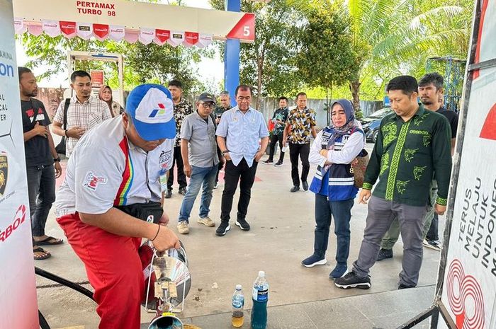 Proses pengujian Pertamax 92 di SPBU KDA Batam Center Riau karena tercampur air hingga sebabkan 2 mobil pelanggan mogok