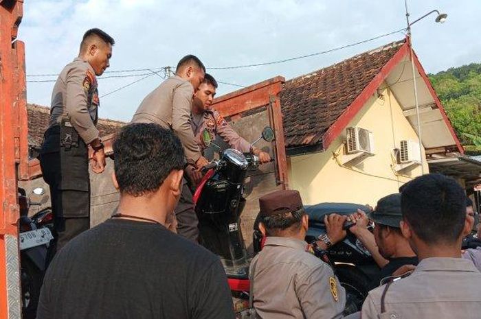 Anggota Polisi mengamankan 33 motor dan 6 mobil bodong dari hasil sweeping awal di Sukolilo, Pati