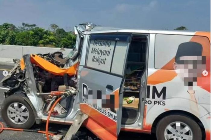 Kondisi mobil jenazah partai PKS yang terkoyak setengah bodi di tol Pemalang-Batang akibat tabrak ekor truk Siba Surya