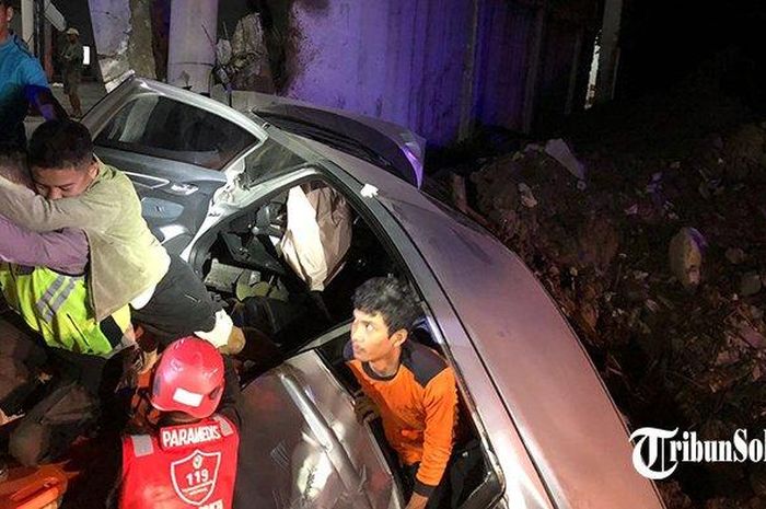 Honda Jazz masuk parit usai dibawa remaja 20 tahun yang dievakuasi dalam kondisi pingsan