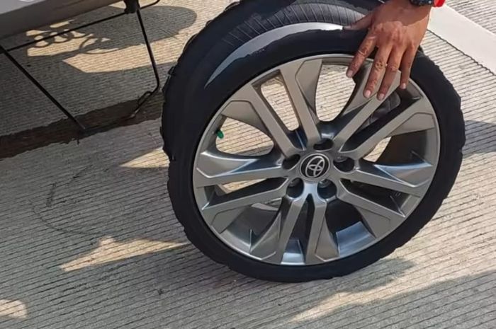 Ban belakang sebelah kanan Innova Zenix Hybrid tipe Q HV CVT TSS yang mengalami pecah ban di tol Desari