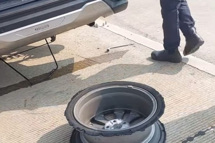 Kondisi ban belakang sebelah kanan Innova Zenix Hybrid yang pecah