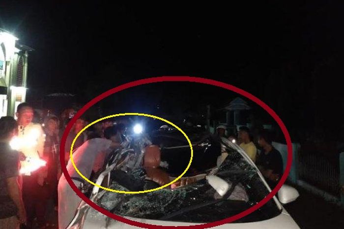 Warga mengevakuasi pengemudi Honda HR-V yang atapnya nyaris gepeng di jalan Trans Sulawesi, dusun Rappogading Utara, desa Lampoko, Campalagian, Polewali Mandar, Sulawesi Barat akibat tabrak truk putar balik