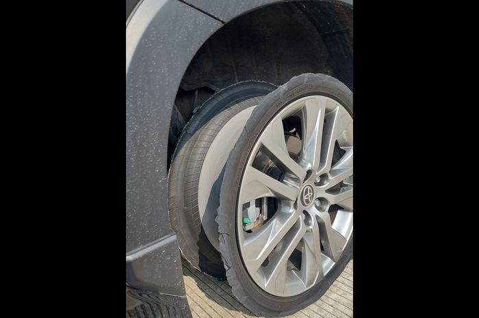 Kondisi ban Toyota Kijang Innova Zenix robek sampai copot dari pelek.