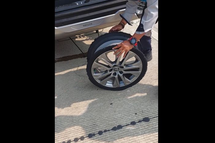 Tangkapan gambar video petugas Tol Desari yang membantu pengguna Toyota Kijang Innova Zenix ban robek.