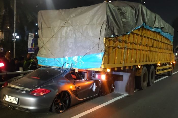 Porsche Cayman tabrak truk hingga tertancap di dekat GT Kuningan 2 pada Rabu (19/6) pukul 01.40 WIB