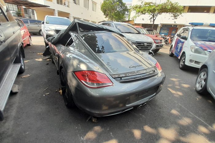 Porsche Cayman yang hantam belakang Truk di Tol Kuningan