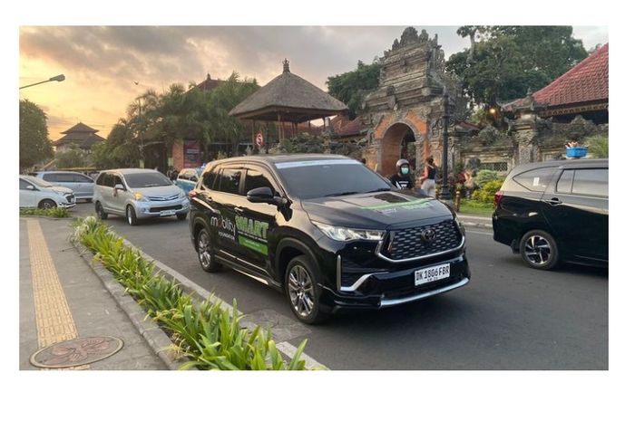 Kendaraan HEV yang digunakan untuk uji coba program SMART @Ubud