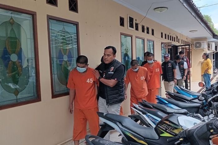 Lima orang pelaku maling motor yang kerap beraksi di masjid menunggu pemilik salat magrib berjamaah
