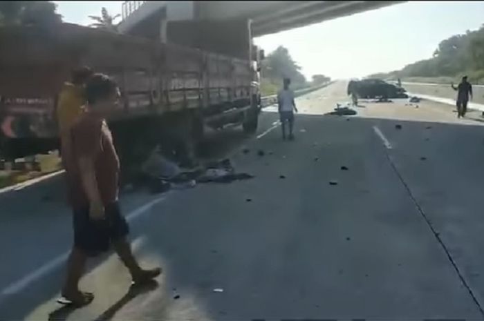 Pajero Sport tabrak truk yang berhenti di bahu jalan Tol Semarang-batang