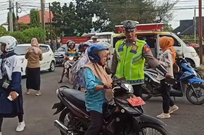 Seorang ASN yang menggunakan Yamaha Vega berpelat merah terjaring razia pajak kendaraan di Bengkulu