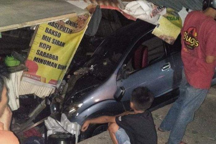 Toyota Avanza terjungka ke selokan di bawah warung makan di Tamalatea, Jeneponto, Sulawesi Selatan