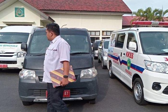 Deretan mobil pelat merah milik Pemkot Bengkulu yang diselamatkan Kejari Bengkulu dari tangan ketiga karena sudah dikuasai tahunan