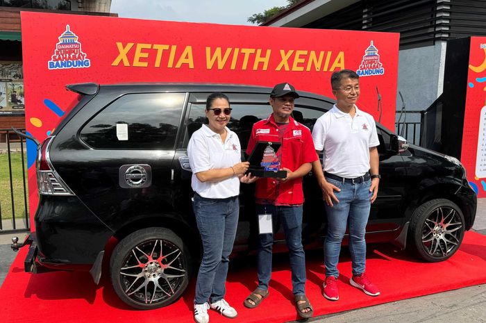 Penyerahan penghargaan dari perwakilan manajemen Daihatsu kepada Hendi sebagai pemenang Xetia with Xenia di Bandung, Minggu (2/6/2024). 
