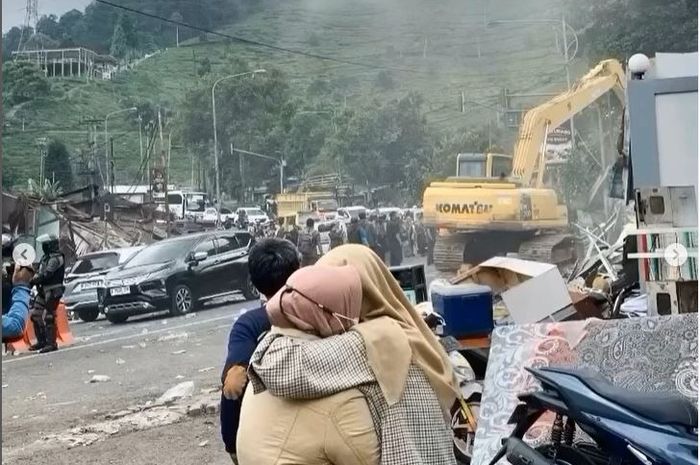 Penggusuran warung-warung PKL di sepanjang jalur Puncak Bogor, Jawa Barat