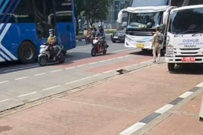 Bus pariwisata dipalak parkir Rp 300 ribu di masjid Istiqlal