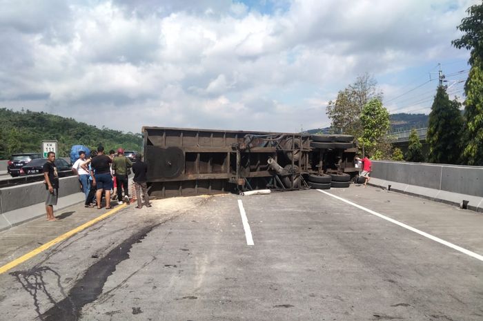 Truk melintang di Tol Cipularang macet total