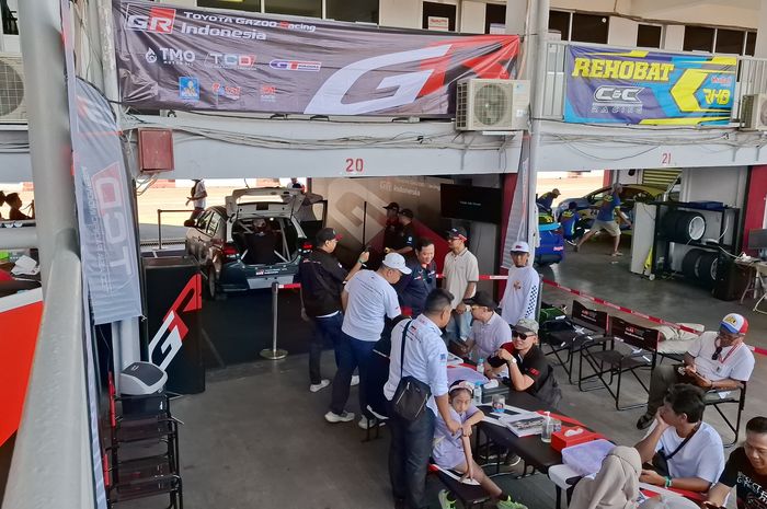 Member GR Enthusiast melihat secara langsung persiapan balapan di paddock tim Toyota Gazoo Racing Indonesia