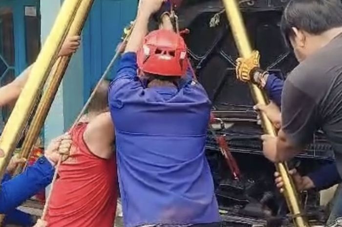 Daihatsu Taruna ditarik dari lubang sedalam 3 meter. 