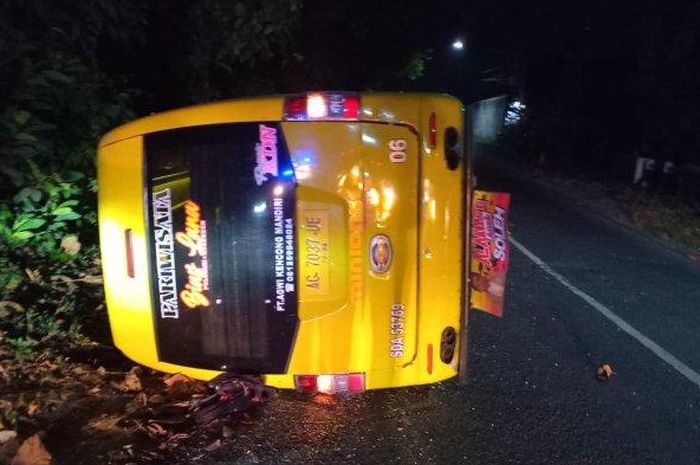 Isuzu Elf terguling akibat pontang-panting saat menyalip di jalan raya Pare-Watwa, desa Plosokidul, Plosoklaten, kabupaten Kediri, Jawa Timur