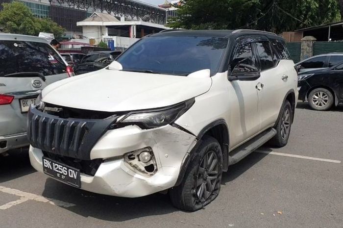 Toyota Fortuner yang dikejar-kejar warga dan ojek online di Medan Barat, kota Medan, Sumatera Utara