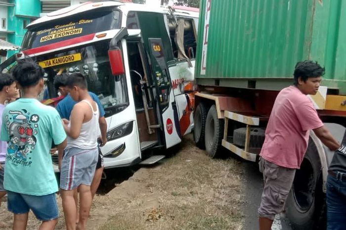Bus Bagong jadi ganjal truk kontainer gagal nanjak di desa Banjarsari, Selorejo, Blitar