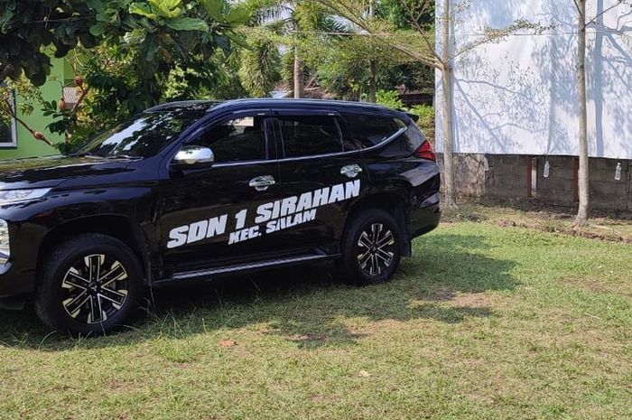 Mitsubishi Pajero Sport berstiker SD Negeri 1 Sirahan Salam Magelang yang dikira mobil operasional