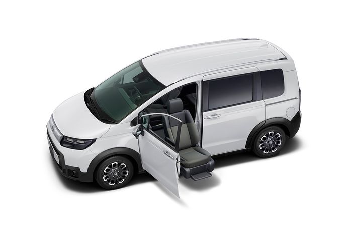 Honda Freed Crosstar bermesin konvensional.