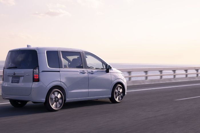 Honda Freed e:HEV varian AIR EX.