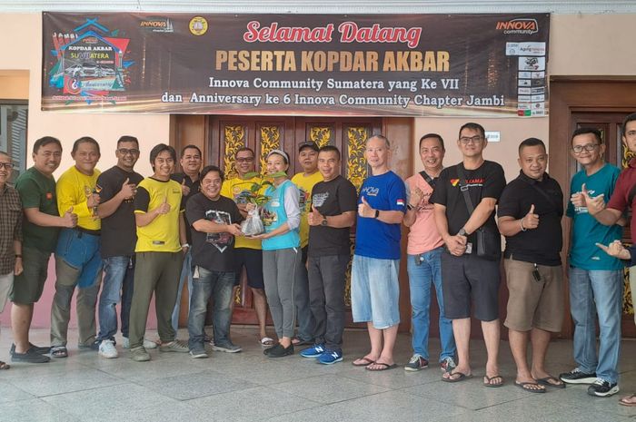 Innova Community menyerahkan simbolis bibit pohon