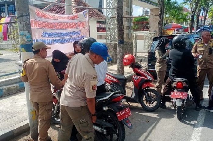 Razia motor dinas pelat merah pemkab Sampang oleh Satpol PP