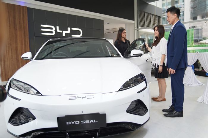 Maksud BYD buka dealer di kawasan strategis bisnis Jakarta. Pastinya lantaran BYD mengincar segmen pasar menengah atas