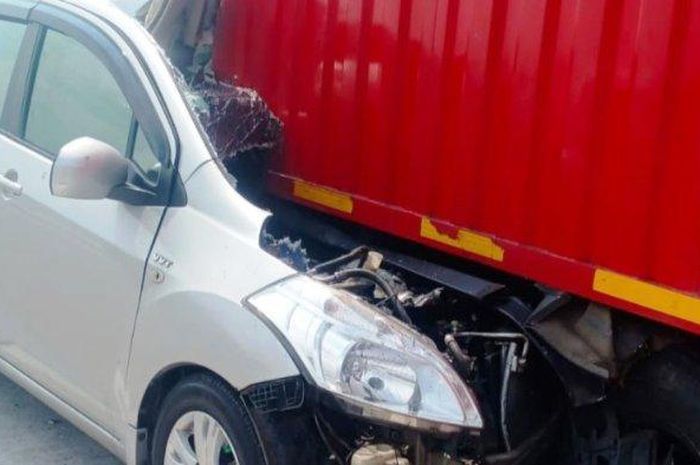 Suzuki Ertiga mendarat kencang di belakang truk boks hingga mengakibatkan 2 nyawa melayang