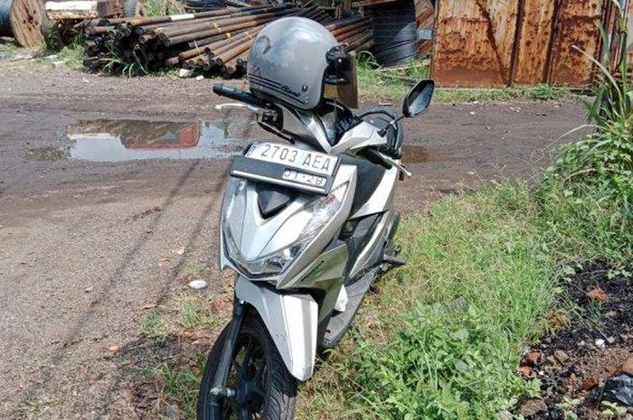 Honda BeAT silver masih mulus tanpa kerusakan berarti usai kecelakaan di Hegarmanah, Jatinangor, Sumedang akibatkan seorang guru tewas
