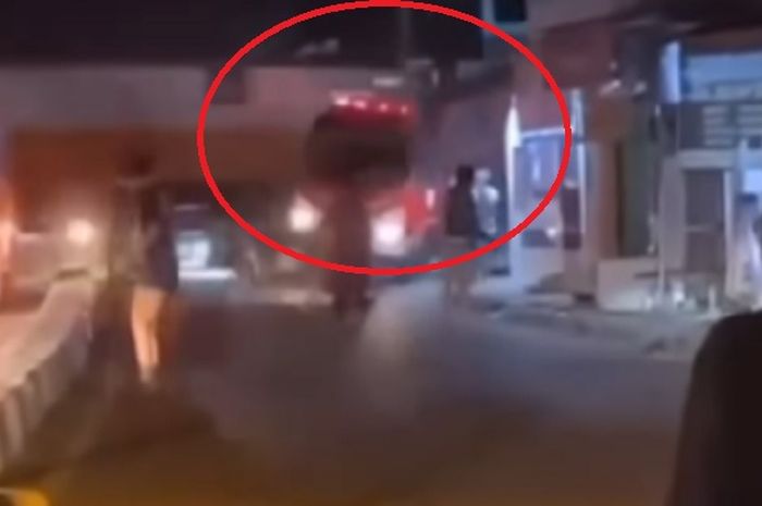 Detik-detik mobil pemadam kebakaran diterjang kereta api di Indramayu